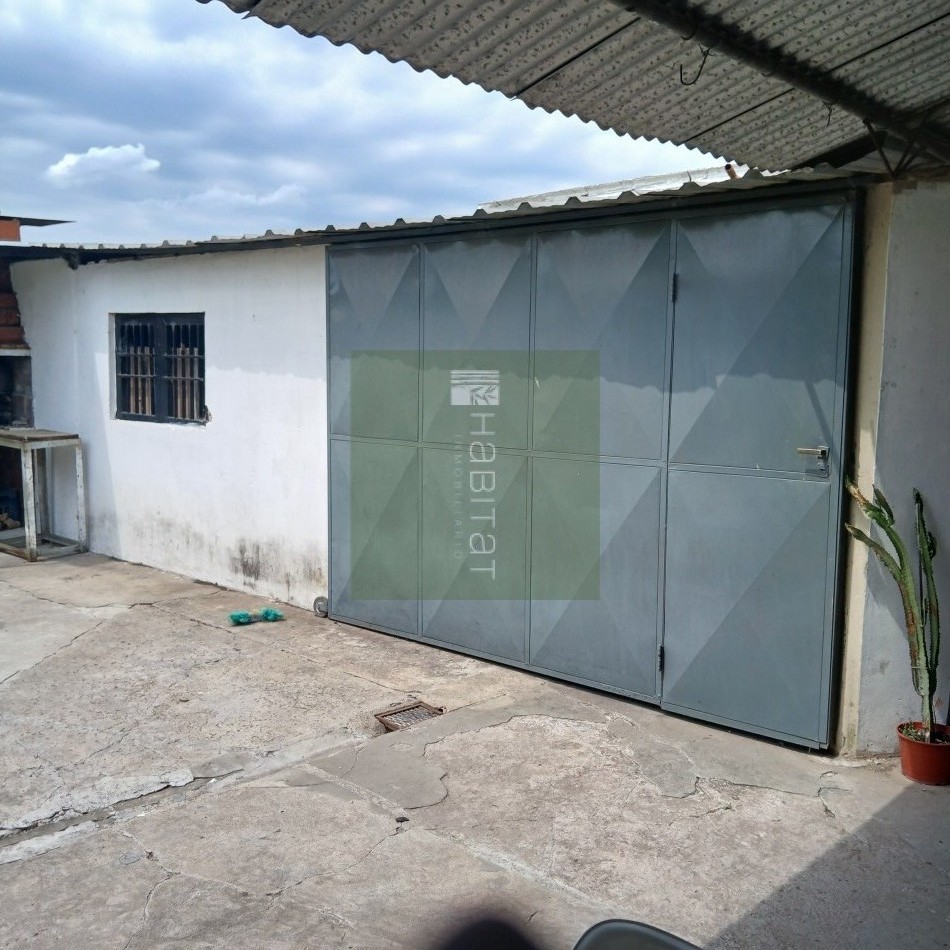 En venta, casa amplia, con cochera y espacio verde, en muy buen estado. Ubicada a metros de Avd. Pte. Peron, apta para credito hipotecario. 