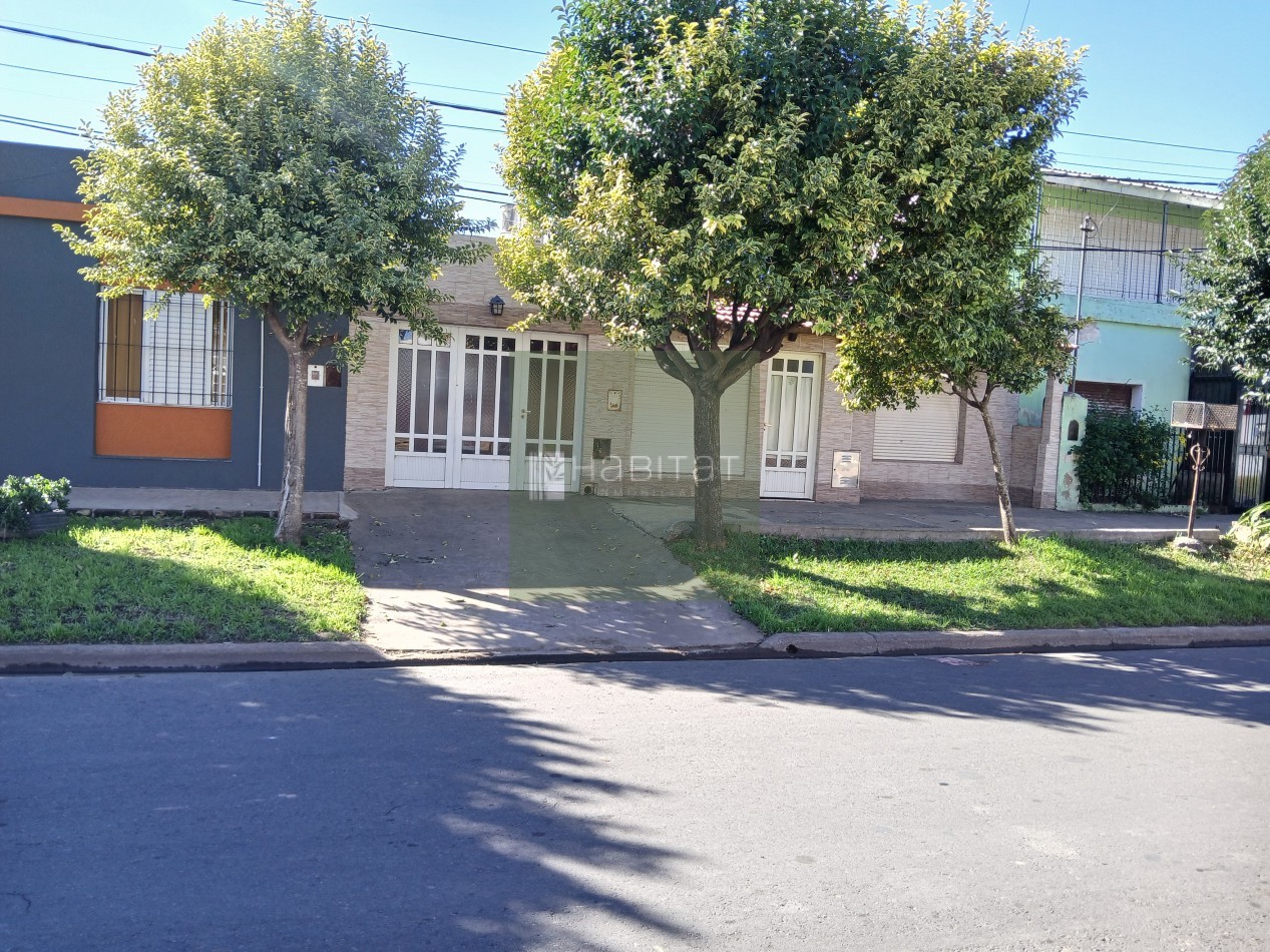 En venta, casa amplia, con cochera y espacio verde, en muy buen estado. Ubicada a metros de Avd. Pte. Peron, apta para credito hipotecario. 