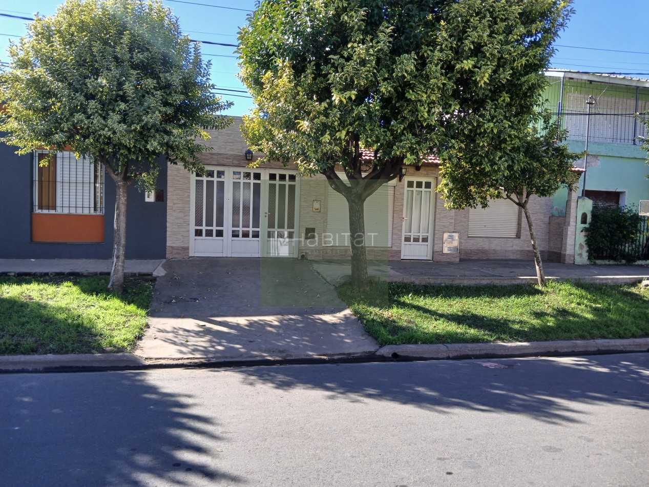 En venta, casa amplia, con cochera y espacio verde, en muy buen estado. Ubicada a metros de Avd. Pte. Peron, apta para credito hipotecario. 