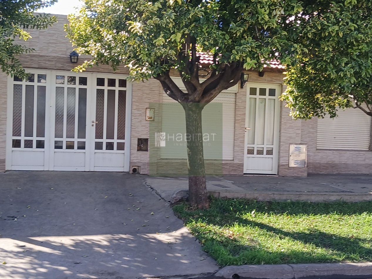 En venta, casa amplia, con cochera y espacio verde, en muy buen estado. Ubicada a metros de Avd. Pte. Peron, apta para credito hipotecario. 