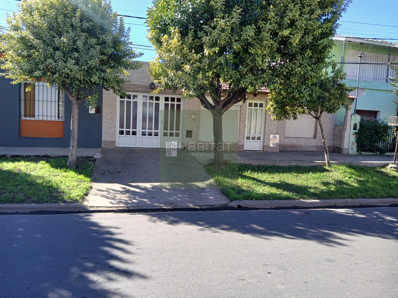 En venta, casa amplia, con cochera y espacio verde, en muy buen estado. Ubicada a metros de Avd. Pte. Peron, apta para credito hipotecario. 