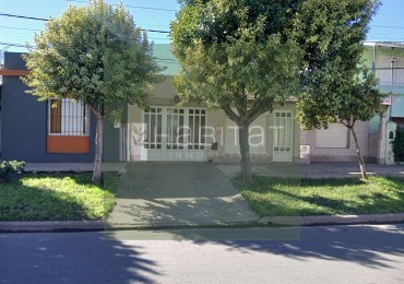 En venta, casa amplia, con cochera y espacio verde, en muy buen estado. Ubicada a metros de Avd. Pte. Peron, apta para credito hipotecario. 